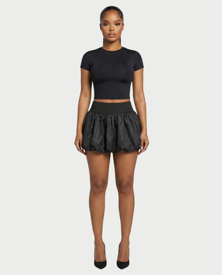 Vestido mini de malla con aberturas y detalle de cadena de JUVIA