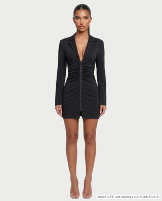 Vestido mini de malla con aberturas y detalle de cadena de JUVIA