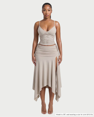 Vestido mini de malla con aberturas y detalle de cadena de JUVIA