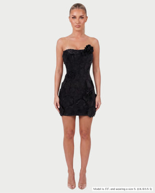Vestido mini de malla con aberturas y detalle de cadena de JUVIA