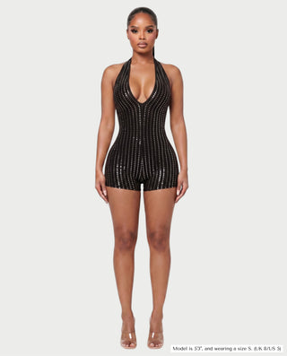Vestido mini de malla con aberturas y detalle de cadena de JUVIA