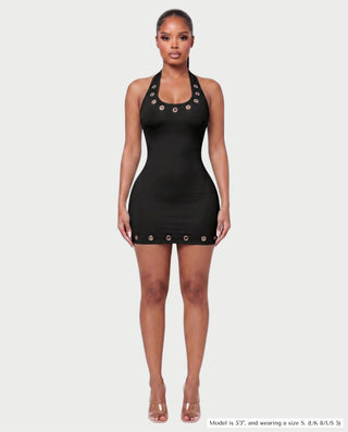 Vestido mini de malla con aberturas y detalle de cadena de JUVIA