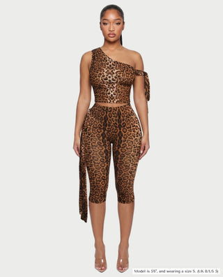 Conjunto de top corto con lazo de un solo hombro y pantalón capri BEYA