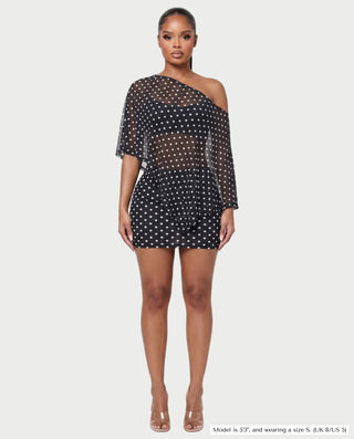 Vestido mini de malla con aberturas y detalle de cadena de JUVIA