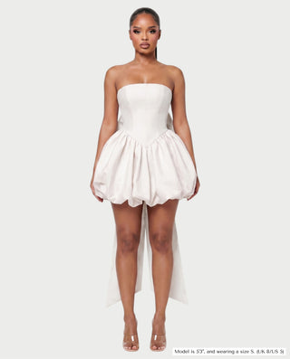 Vestido mini de malla con aberturas y detalle de cadena de JUVIA