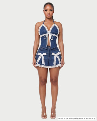 Vestido mini de malla con aberturas y detalle de cadena de JUVIA