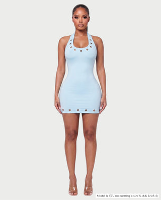 Vestido mini de malla con aberturas y detalle de cadena de JUVIA