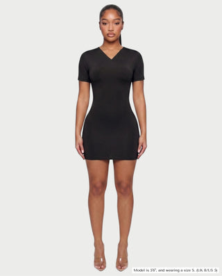 Vestido mini de malla con aberturas y detalle de cadena de JUVIA