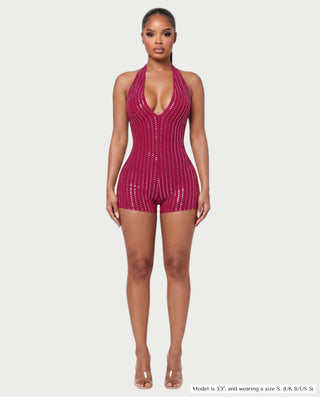 Vestido mini de malla con aberturas y detalle de cadena de JUVIA