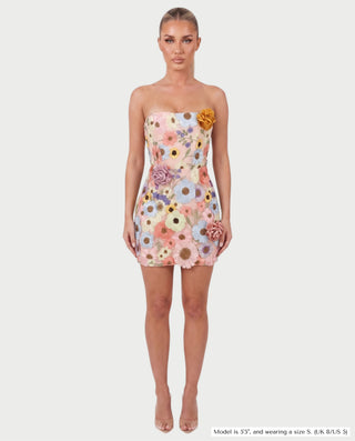 Vestido mini de malla con aberturas y detalle de cadena de JUVIA