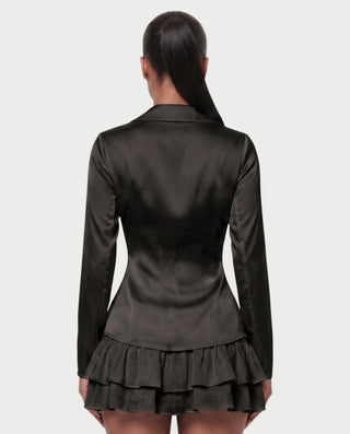 Vestido mini de malla con aberturas y detalle de cadena de JUVIA