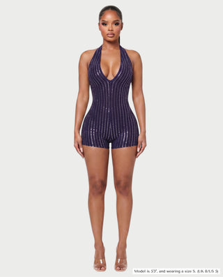 Vestido mini de malla con aberturas y detalle de cadena de JUVIA