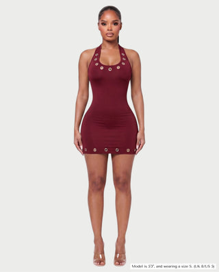Vestido mini de malla con aberturas y detalle de cadena de JUVIA