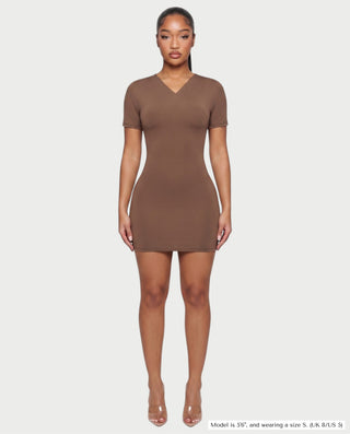 Vestido mini de malla con aberturas y detalle de cadena de JUVIA