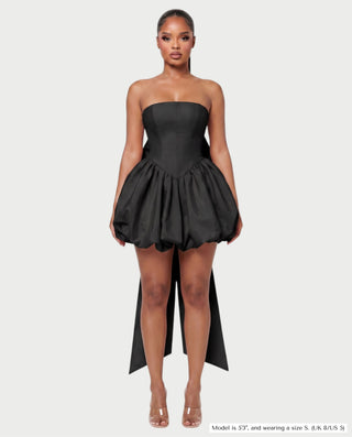 Vestido mini de malla con aberturas y detalle de cadena de JUVIA