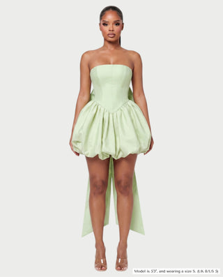 Vestido mini de malla con aberturas y detalle de cadena de JUVIA