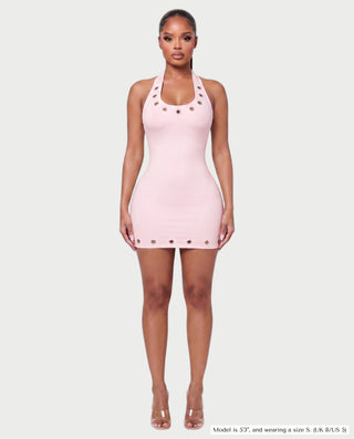 Vestido mini de malla con aberturas y detalle de cadena de JUVIA