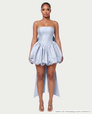 Vestido mini de malla con aberturas y detalle de cadena de JUVIA