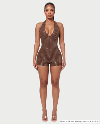 Vestido mini de malla con aberturas y detalle de cadena de JUVIA
