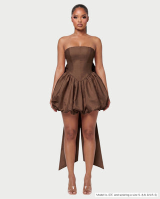 Vestido mini de malla con aberturas y detalle de cadena de JUVIA