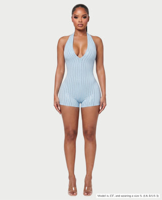 Vestido mini de malla con aberturas y detalle de cadena de JUVIA