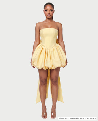 Vestido mini de malla con aberturas y detalle de cadena de JUVIA