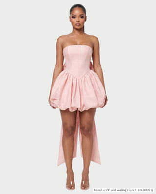 Vestido mini de malla con aberturas y detalle de cadena de JUVIA