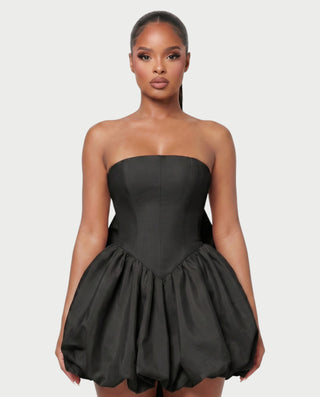 Vestido mini de malla con aberturas y detalle de cadena de JUVIA
