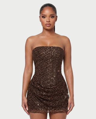 Vestido mini de malla con aberturas y detalle de cadena de JUVIA
