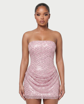 Vestido mini de malla con aberturas y detalle de cadena de JUVIA