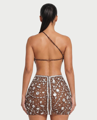 Vestido mini de malla con aberturas y detalle de cadena de JUVIA