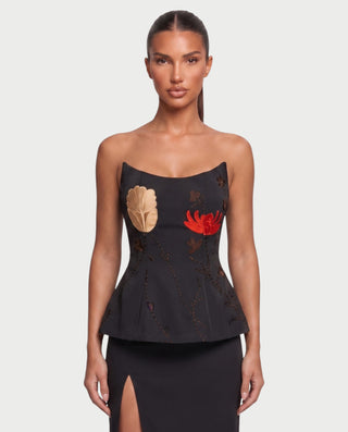Vestido mini de malla con aberturas y detalle de cadena de JUVIA