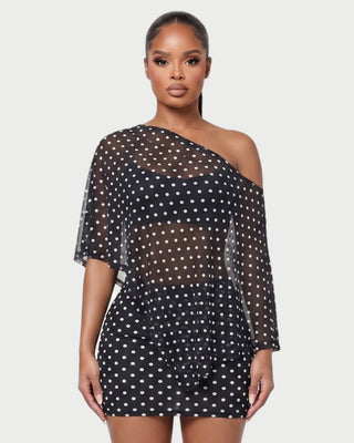 Vestido mini de malla con aberturas y detalle de cadena de JUVIA