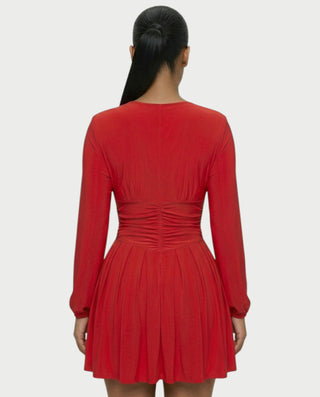 Vestido mini de malla con aberturas y detalle de cadena de JUVIA