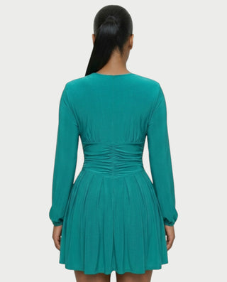 Vestido mini de malla con aberturas y detalle de cadena de JUVIA