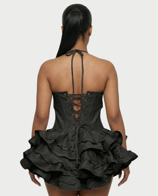Vestido mini de malla con aberturas y detalle de cadena de JUVIA