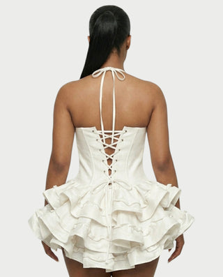 Vestido mini de malla con aberturas y detalle de cadena de JUVIA