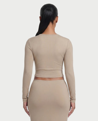 Vestido mini de malla con aberturas y detalle de cadena de JUVIA