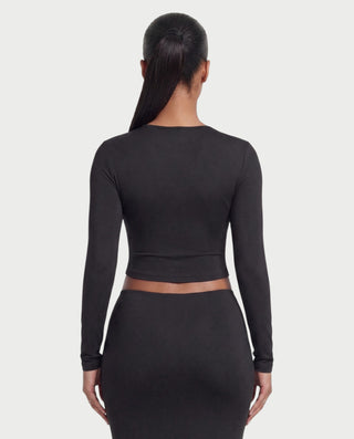 Vestido mini de malla con aberturas y detalle de cadena de JUVIA