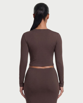 Vestido mini de malla con aberturas y detalle de cadena de JUVIA