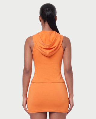 Vestido mini de malla con aberturas y detalle de cadena de JUVIA