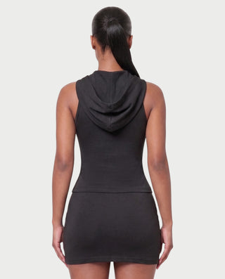 Vestido mini de malla con aberturas y detalle de cadena de JUVIA