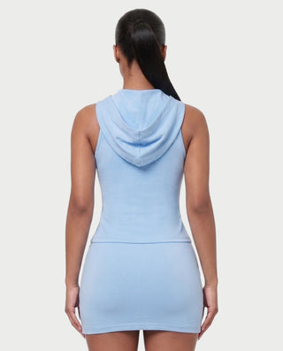 Vestido mini de malla con aberturas y detalle de cadena de JUVIA