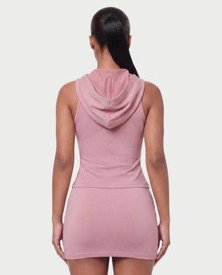 Vestido mini de malla con aberturas y detalle de cadena de JUVIA