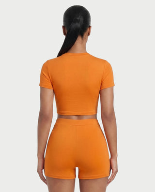 Vestido mini de malla con aberturas y detalle de cadena de JUVIA