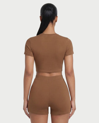 Vestido mini de malla con aberturas y detalle de cadena de JUVIA