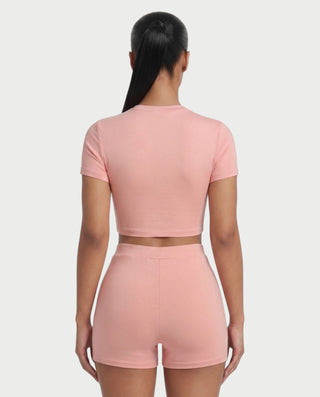 Vestido mini de malla con aberturas y detalle de cadena de JUVIA