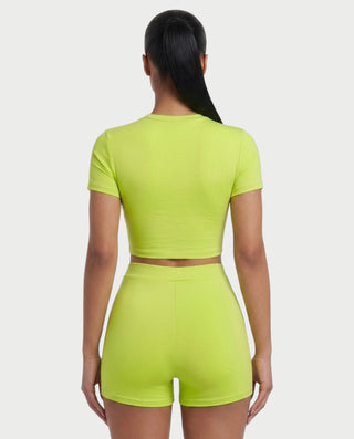 Vestido mini de malla con aberturas y detalle de cadena de JUVIA