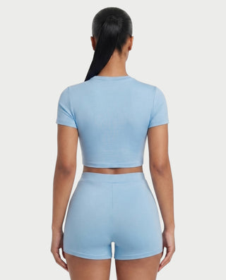 Vestido mini de malla con aberturas y detalle de cadena de JUVIA
