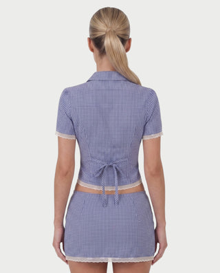 Vestido mini de malla con aberturas y detalle de cadena de JUVIA